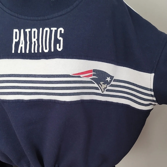 NFL Patriots Women's Navy and White Crew Neck Cropped Sweatshirt - Picture 3 of 10